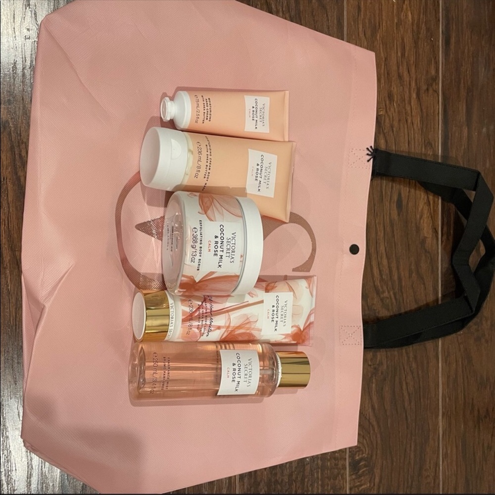 LAST ONE! Victoria’s Secret Natural Beauty Gift Set - Picture 14 of 15